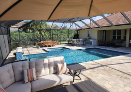 Additional seating around pool bar